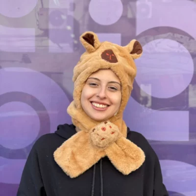 Gorro con bufanda de capibara