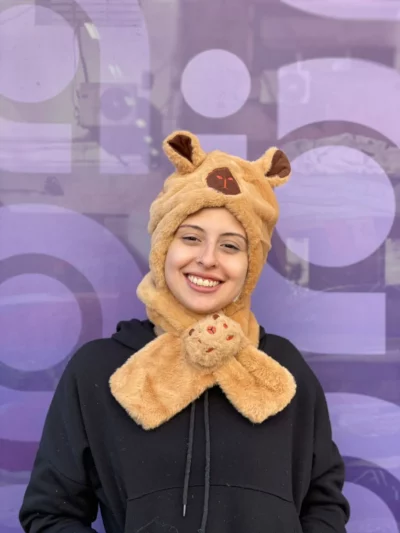 Gorro con bufanda de capibara