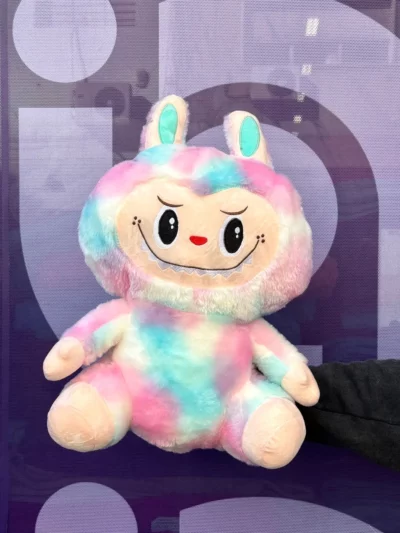 Peluche labubu con manta