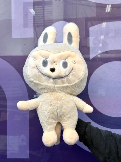 Peluche labubu con manta - Image 3