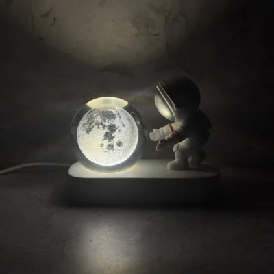 Astronauta esfera saturno